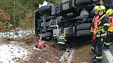 Kamion se p�evrátil na silnici mezi �eskými Velenicemi a Novou Vsí nad Lu�nicí....