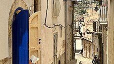 Mat�j bydlí ve svém dom� Casa Asmara, který stojí v úzké uli�ce Via Asmara.