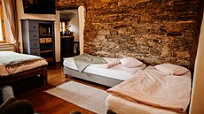 Pokoj s kamennou zdí