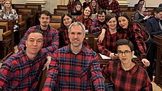 Piráti dorazili do Sn�movny v ko�ili se stejným vzorem, jaký rád nosí prezident...