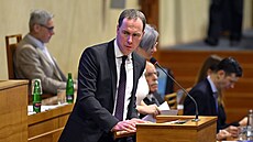 Premiér Andrej Babi� hovo�í ve Sn�movn� s vládní zmocn�nkyní pro lidská práva Ta�ánou Malou. 