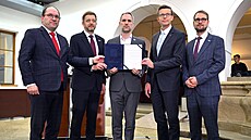 P�edsedové opozi�ních stran zleva Marek Výborný (KDU-�SL), Vít Raku�an (SPOLU),...