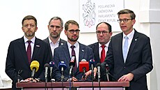 P�edsedové opozi�ních stran zleva Marek Výborný (KDU-�SL), Vít Raku�an (SPOLU),...