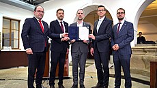 P�edsedové opozi�ních stran zleva Marek Výborný (KDU-�SL), Vít Raku�an (SPOLU),...