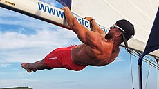 Trenér kalisteniky Jan Zdrubecký radí, jak správn� cvi�it s vlastním t�lem....