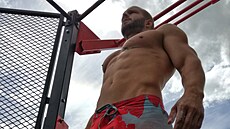 Trenér kalisteniky Jan Zdrubecký radí, jak správn� cvi�it s vlastním t�lem....