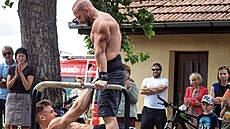 Trenér kalisteniky Jan Zdrubecký (naho�e) radí, jak správn� cvi�it s vlastním...