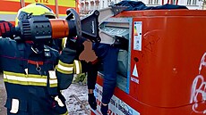 Smíchov�tí hasi�i vypro��ovali mu�e zaseknutého v kontejneru. (19. ledna 2026)