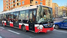 v pra�ských Let�anech narazil autobus do sloupu. (20. ledna 2026)