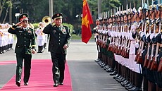 Místop�edseda Úst�ední vojenské komise �íny �ang Jou-Si si prohlí�í �estnou...