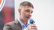 Sportovní �editel Ji�í Bílek na tiskové konferenci FK Pardubice p�ed zahájením...
