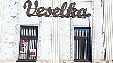 Nejd�ív nóbl hotel, pak kancelá�e, hostinec a nakonec ubytovna. Nyní �eká známý...