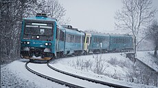 Sníh v hlavním m�st� od rána komplikuje dopravu. Pra��tí silni�á�i nasadili...