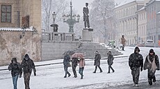 Sníh v hlavním m�st� od rána komplikuje dopravu. Pra��tí silni�á�i nasadili...