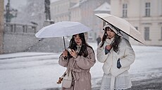 Sníh v hlavním m�st� od rána komplikuje dopravu. Pra��tí silni�á�i nasadili...