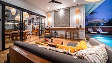 Venkovní sezení u bazénu je p�íjemné. 