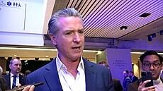Kalifornský guvernér Gavin Newsom obvi�uje lídry EU, �e se �podvolují�