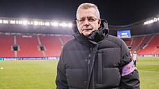 P�edseda p�edstavenstva Slavie Jaroslav Tvrdík se speciální páskou k zápasu...