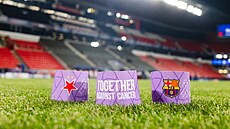 Speciální pásky p�ed zápasem Ligy mistr� mezi Slavií a Barcelonou, v n�m� oba...