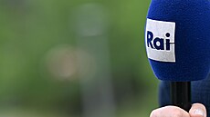 Noviná� dr�í mikrofon s logem RAI � Radiotelevisione italiana b�hem summitu G7...