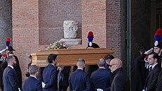 Vzpomínkový ob�ad prob�hl v bazilice Panny Marie and�l� a mu�edník� následoval...