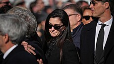 Hollywoodská here�ka Hathawayová, která se poh�bu ú�astnila za doprovodu svého...