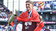 Oliver Sonne Christense z Burnley se s peruánskou vlajkou raduje z druhé p�í�ky...