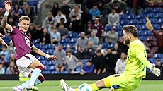 Oliver Sonne Christense z Burnley st�ílí zatím sv�j jediný gól v Premier...