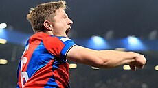 Plze�ský zálo�ník Luká� �erv se raduje z gólu v Evropské lize proti FC Porto.