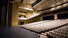 Maximální kapacita hlavního sálu je 2 764 míst, p�i�em� �aloun�ná sedadla byla...