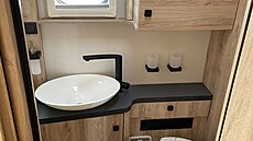 Eura Mobil Integra Line 720 EF, celkový pohled na koupelnu s WC, sprchový kout...