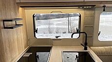 Eura Mobil Integra Line 720 EF celkový pohled na kuchy�ku