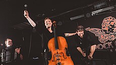 Pavel �adek v klubu Rock Café Praha.