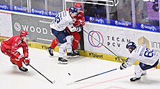 Souboj o kotou� mezi Patrikem Kochem (vlevo) a Mikko Petmanem z Plzn�.