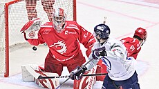 Michal Teplý (Plze�) st�ílí ve 22. minut� úvodní gól proti T�inci.