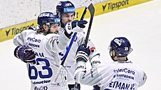 Michal Teplý slaví se spoluhrá�i gól v utkání proti T�inci.