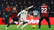 Mohamed Salah (Liverpool) brán�ný Adrienem Truffertem z Bournemouthu.