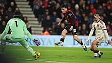 Alex Jiménez st�ílí druhý gól Bournemouthu v zápase proti Liverpoolu.