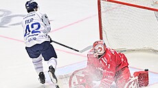 Matyá� Filip (Plze�) rozhoduje utkání s T�incem prom�n�ným nájezdem proti Marku...