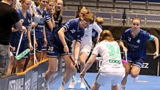 Nela Sikorová a Sára Seevaldová (zleva) se sna�í vyrazit do útoku.