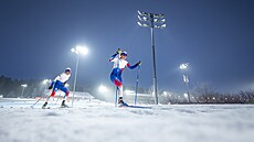 V nových kombinézách to bude �eským biatlonist�m na trati slu�et.