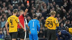 Rozhod�í Glenn Nyberg ud�luje �ervenou kartu Danielu Svenssonovi z Borussie...