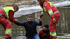 Snímek z prvního dílu �tvrté �ady seriálu Odznak Vyso�ina. Jeho název je Pod...