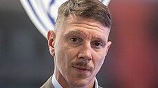Sportovní �editel FK Pardubice Ji�í Bílek na tiskové konferenci p�ed startem...