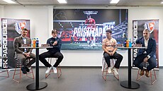 Sportovní �editel FK Pardubice Ji�í Bílek (úpln� vlevo) na tiskové konferenci...