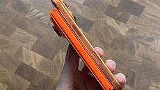 Model mo�né podoby chystaného ohebného iPhonu vyti�t�ný na 3D tiskárn�