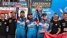 Martin �oltys (v modrém vpravo) a jeho posádka v cíli Rallye Dakar 2026.
