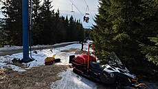 Matka s dcerou z�staly uv�zn�né v asi p�timetrové vý�ce. Na zem je za pár minut...