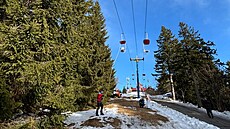 Matka s dcerou z�staly uv�zn�né v asi p�timetrové vý�ce. Na zem je za pár minut...