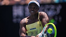 Sloana Stephensová hraje bekhend v prvním kole Australian Open.
